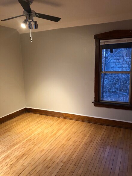 Building Photo - 318 E Deer Pl