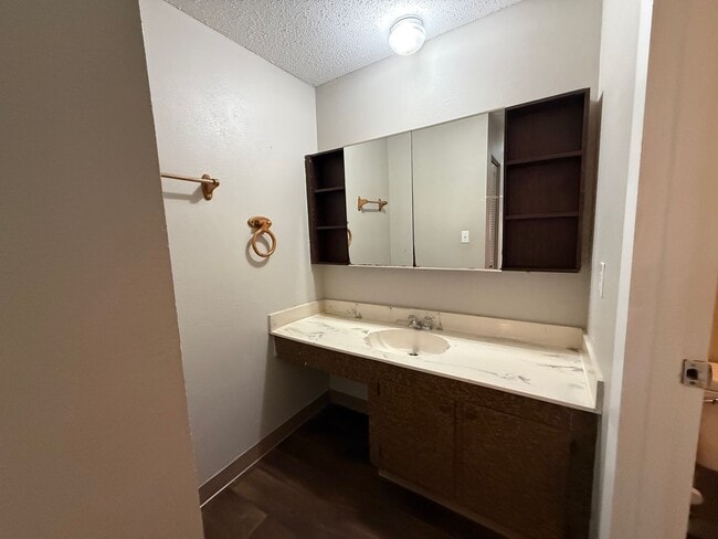 Building Photo - * MOVE IN SPECIAL * 1/2 OFF 2ND MONTH'S RENT!! Spacious 876 SF Unit - 2 bd / 1 ba near UF - Brand...