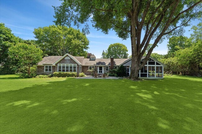 Building Photo - 695 Main St