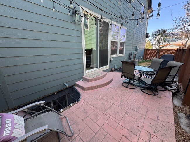 Building Photo - Modern & Light-Filled Home in Central Park – Prime Location