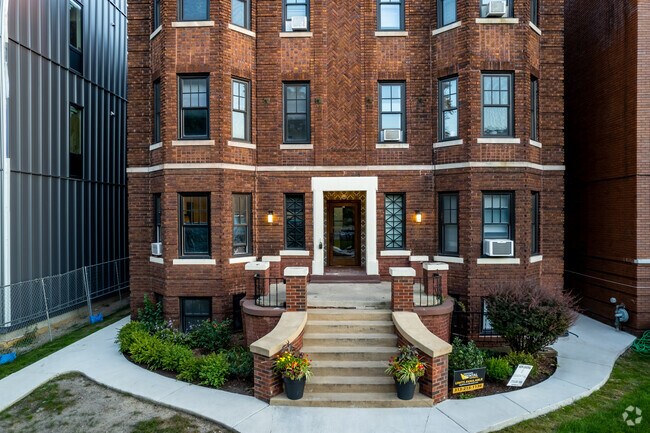 665 W Willis Street Main Entrance - Keyes Apartments