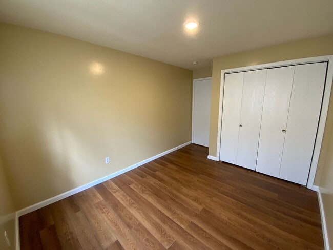 Building Photo - 3 Bedroom 1 Bathroom Apartment