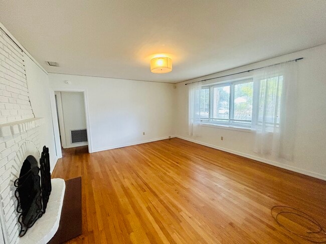 Building Photo - 1258 Monterey St