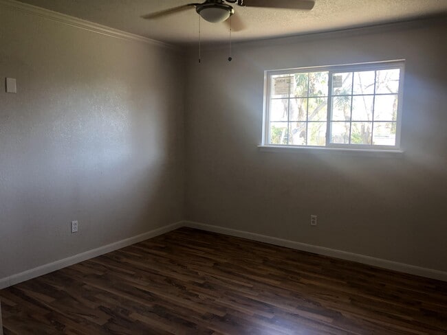 Building Photo - 1554 Willowbrook St