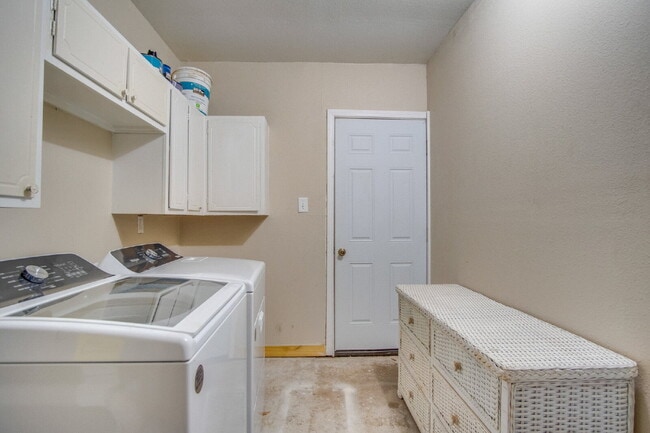 Building Photo - Fully Renovated 3/2 Just Minutes from the ...