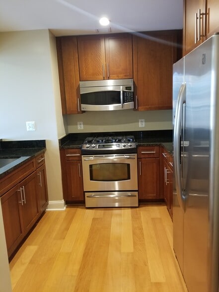 Kitchen - 2050 Jamieson Ave