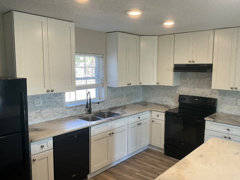 Building Photo - 381 11th Ave SW