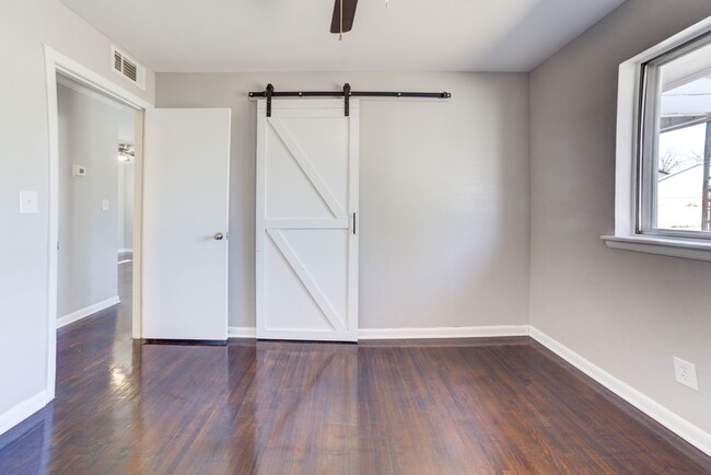 Building Photo - Gorgeous Midtown 3 Bedroom Remodel!