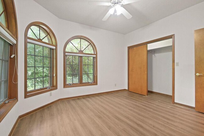 Building Photo - Private 3BR Brick Home with Scenic View