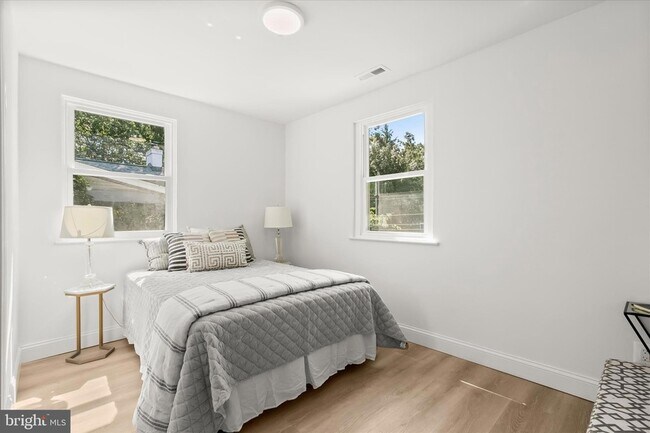 Building Photo - 402 Elm Ave