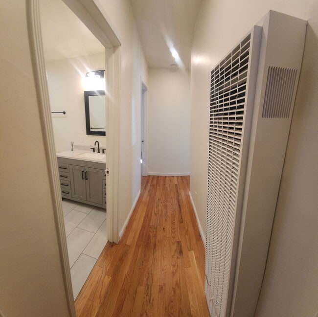 Building Photo - Well maintained 5 bedroom 2 bath with garage