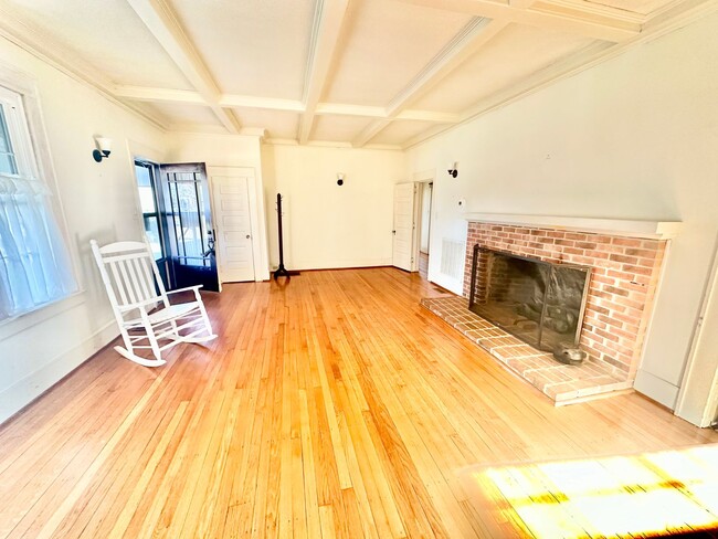 Building Photo - 243 Love St