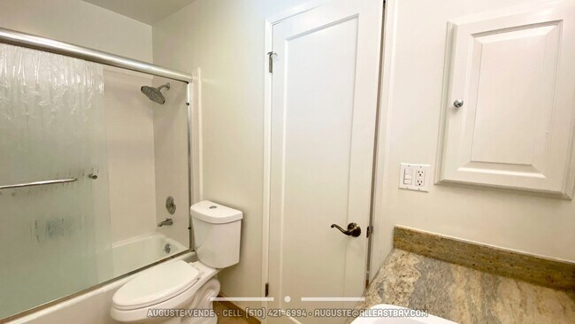 Building Photo - Lovely and RARE 3/2 single level home in O...