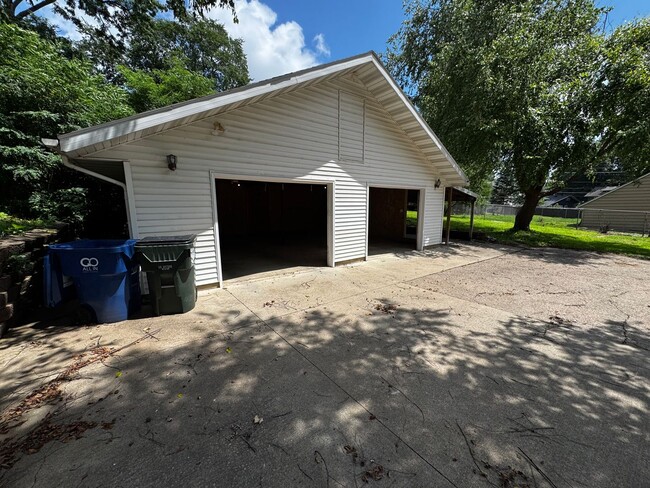 Building Photo - 3 bedroom, 2 bath House with 2 car detached garage