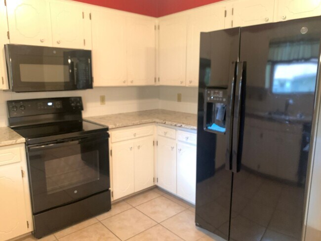 Building Photo - Cozy and Quaint 2 bedroom 2 bath with bonu...
