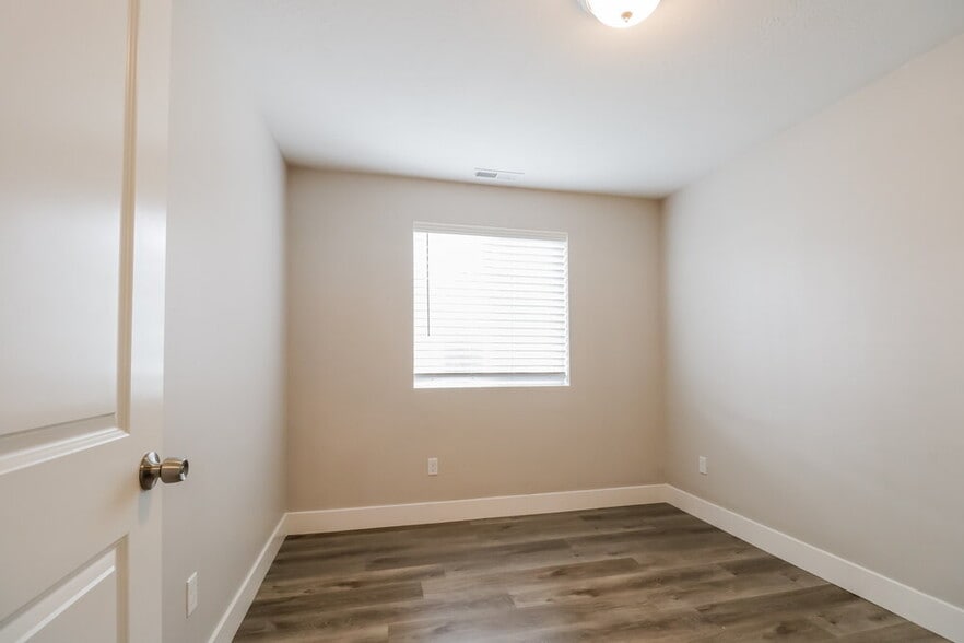 Building Photo - 3023 S Willow Creek Dr