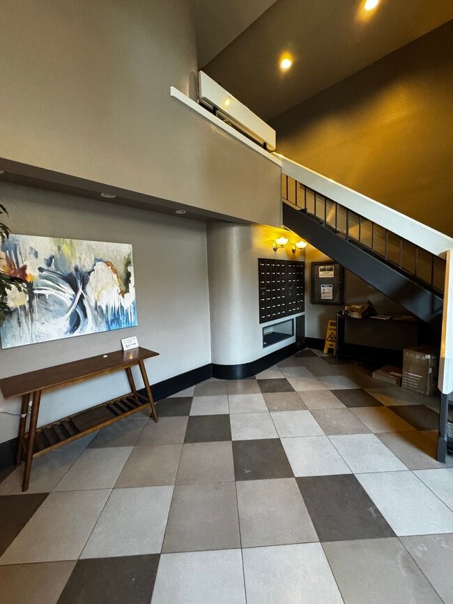 Building Photo - Bright & Spacious Condo in North Medford