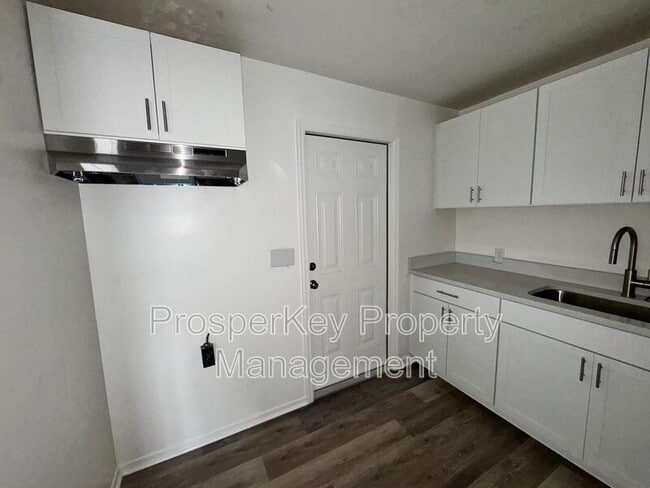 Building Photo - 4704 Estonia St