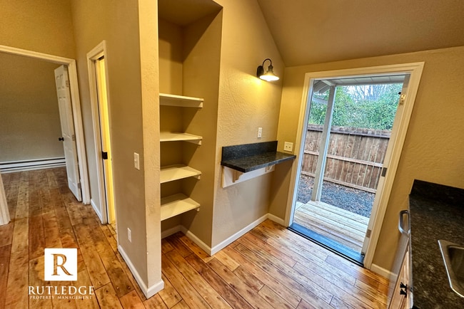 Building Photo - Cozy 2 Bedroom, 1 Bath in the Heart of Med...