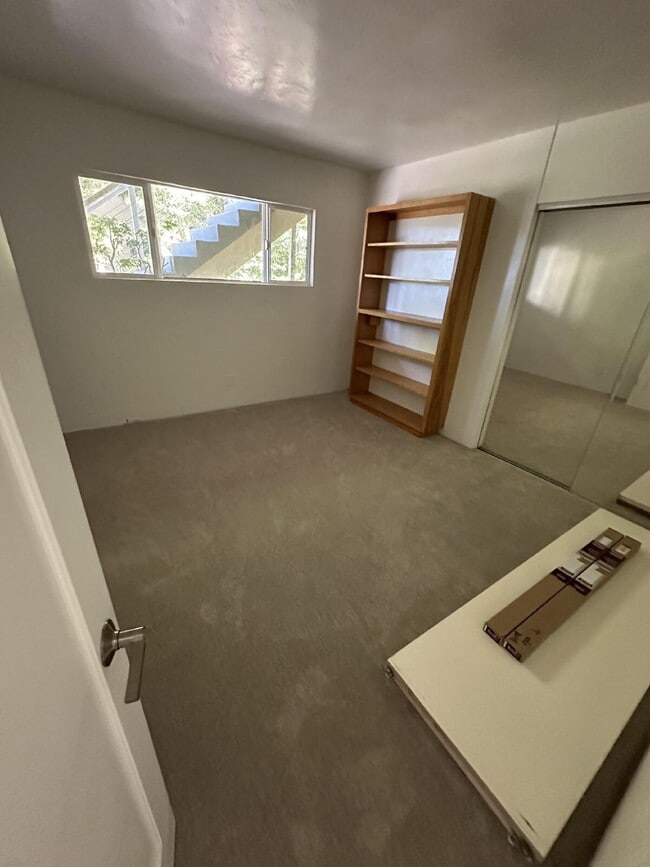 Building Photo - LIVE THE OCEAN BEACH LIFESTYLE!