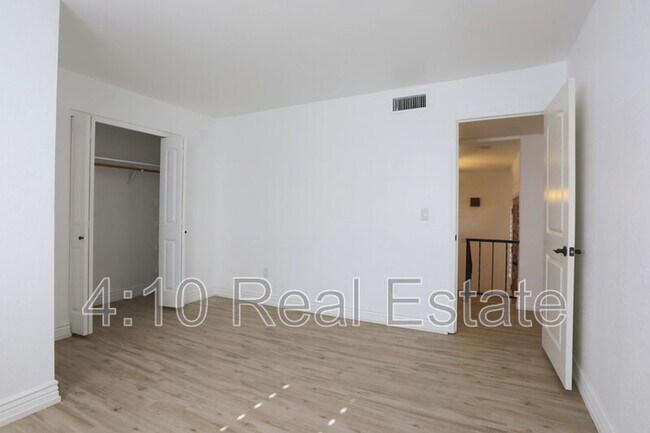 Building Photo - 951 E Leeward Ln