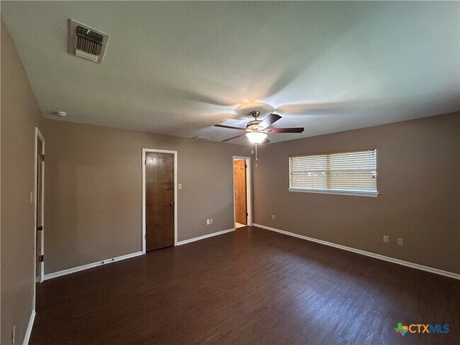 Building Photo - 826 Timber Dr