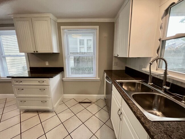 Building Photo - 3 Bed 1 Bath Downtown St. Joseph