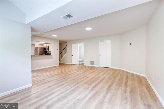 Building Photo - Welcome to contemporary luxury living in this beautifully renovated 2bd 2.5bth penthouse condo