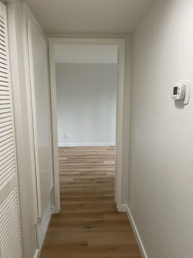 Building Photo - Large 2 Bedroom, 2 Bath Condo with 2 Parki...