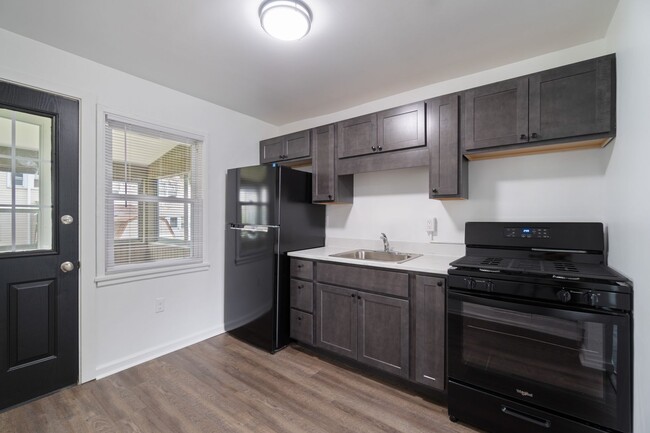 Building Photo - Newly Renovated 2-Bedroom Townhouse