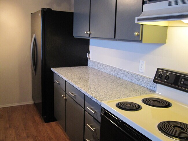 Building Photo - 820 Cliffs Dr