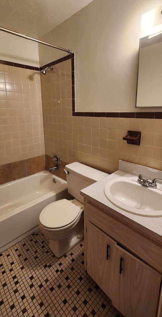 Building Photo - 2-bedroom, 1 bathroom duplex is move-in ready