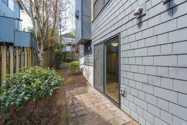 Building Photo - Luxury Three Bedroom Townhome in Johns Lan...
