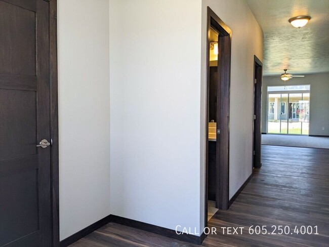 Building Photo - 3 Bedroom 2.5 Bathroom Townhome w/ Attache...