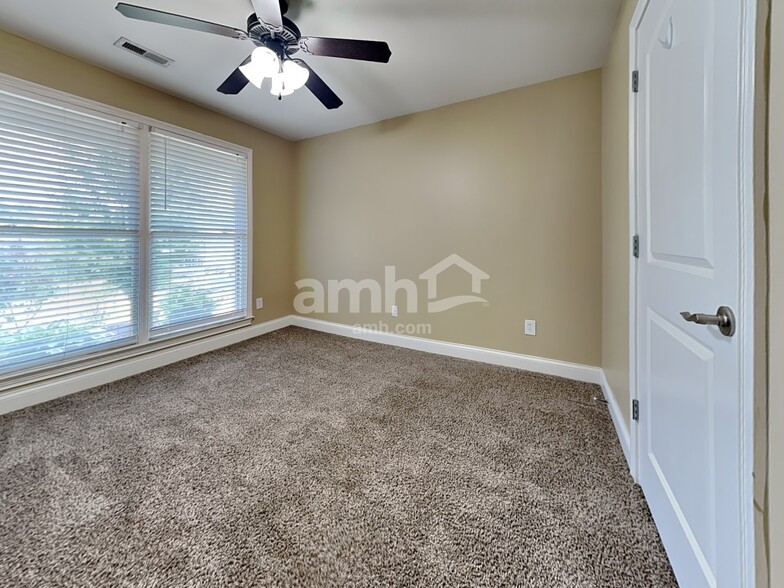 Building Photo - 7807 Chipmunk Ln