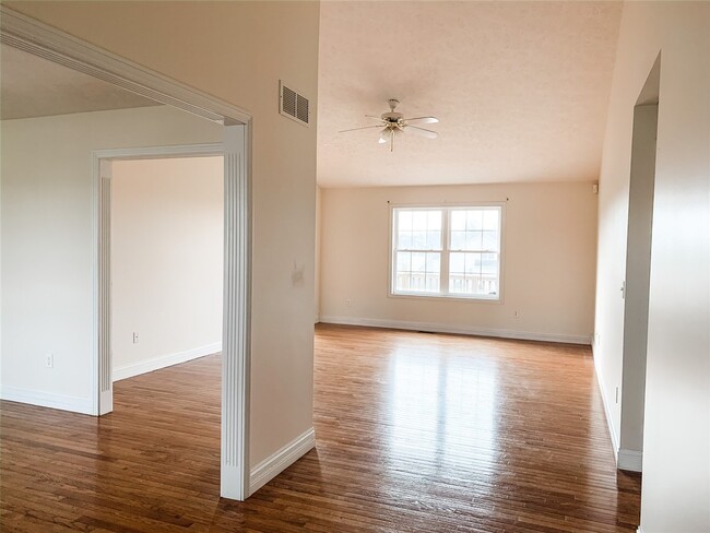 Building Photo - 545 Genrose Dr