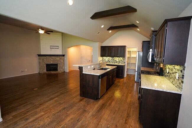 Building Photo - 3 Bed | 2 Bath in New Tulsa!