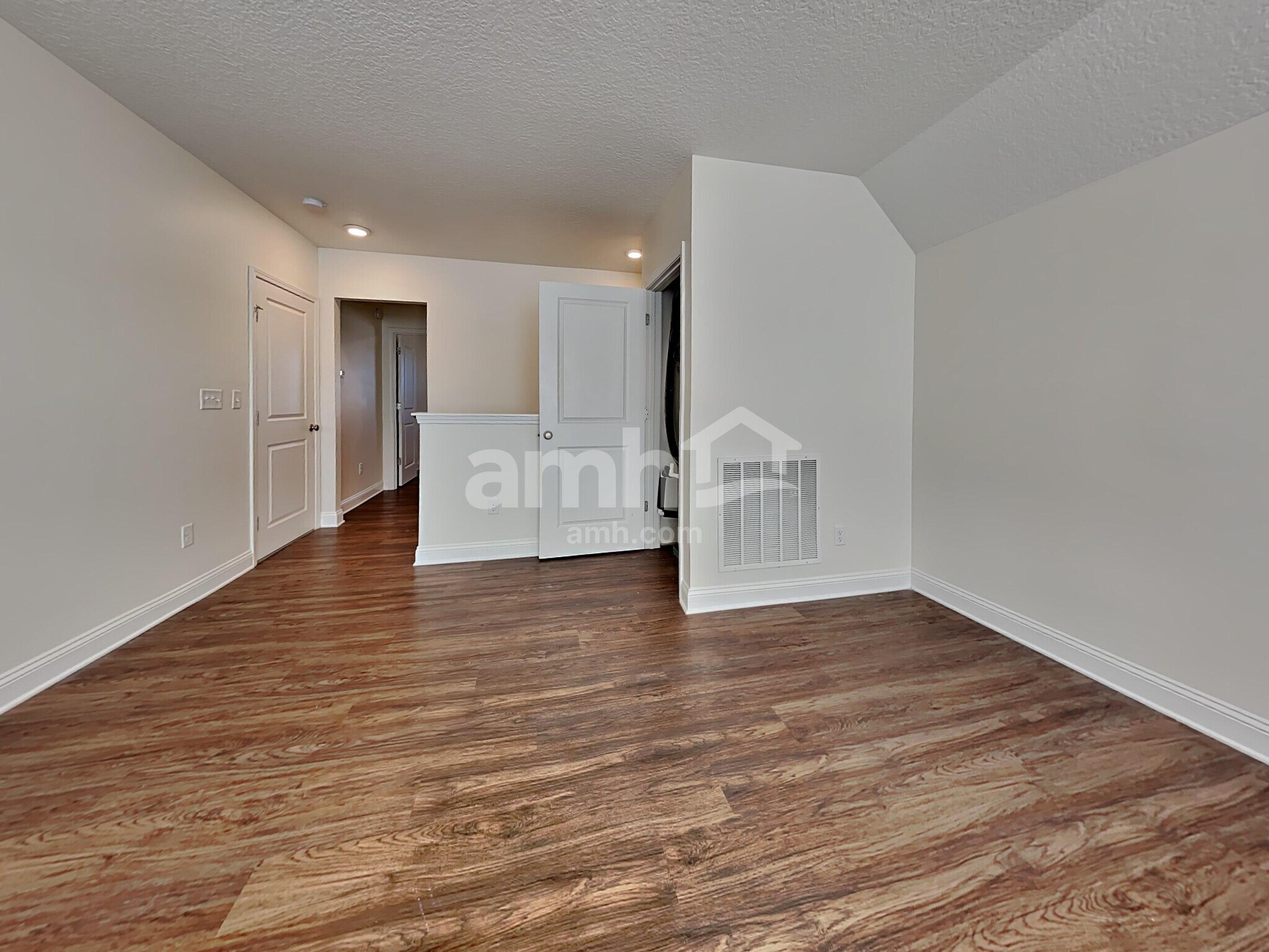 Building Photo - 917 Sunny Stroll Dr