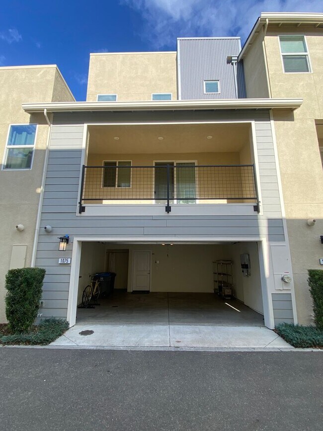 Building Photo - ALMOST NEW, SUPER CLEAN 2 BED, 2.5 BATHS, ...