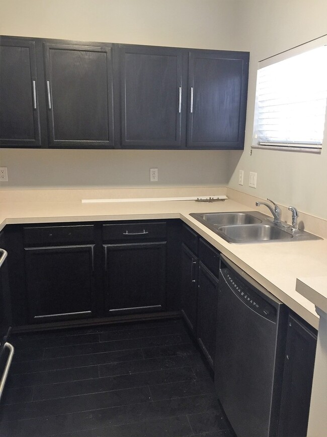 Building Photo - Gorgeous Townhouse in the heart of Avalon ...