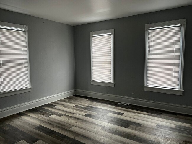 Building Photo - Welcome to the 3 Bedroom Home West Peoria