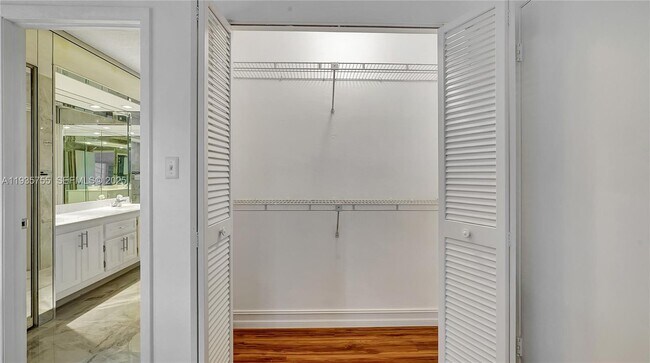 Building Photo - 205 Dunwoody Ln