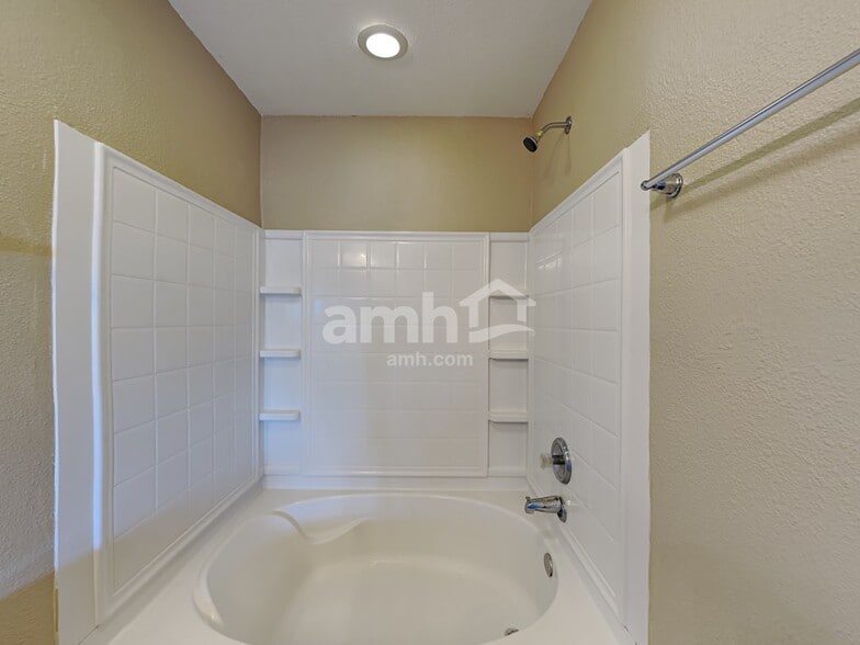 Building Photo - 8441 Wheatfield Dr