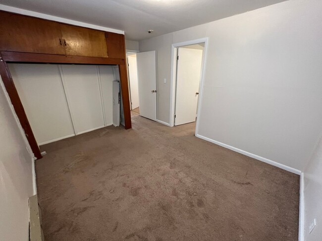 Building Photo - 2-3 Bedroom 1 Bath House with Washer and D...