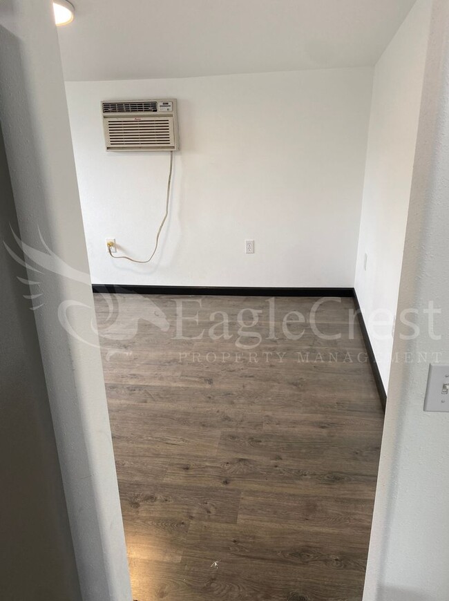 Building Photo - One Bedroom Cottage