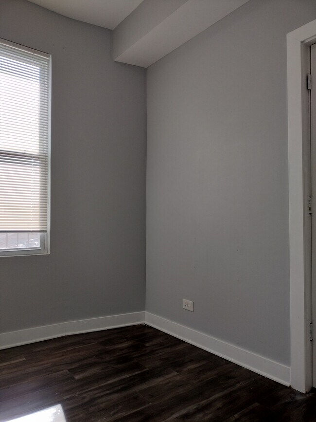 Building Photo - 1945 W 48th St