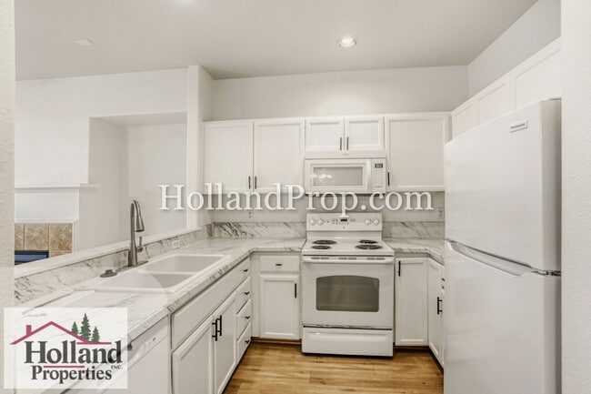 Building Photo - Live in Style: Updated Townhome with Amenities & Ideal Location