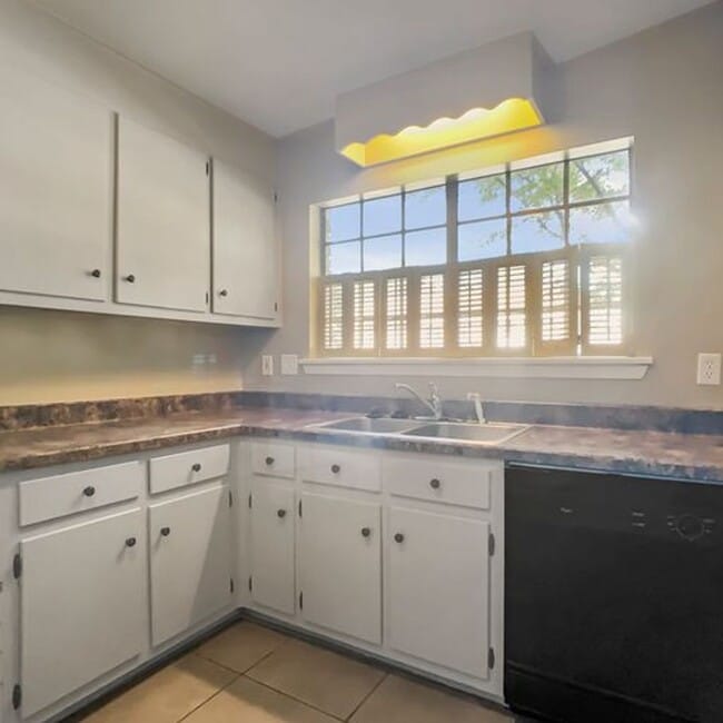 Building Photo - Cozy 3 Bed 2 Bath Available Fall 2025!