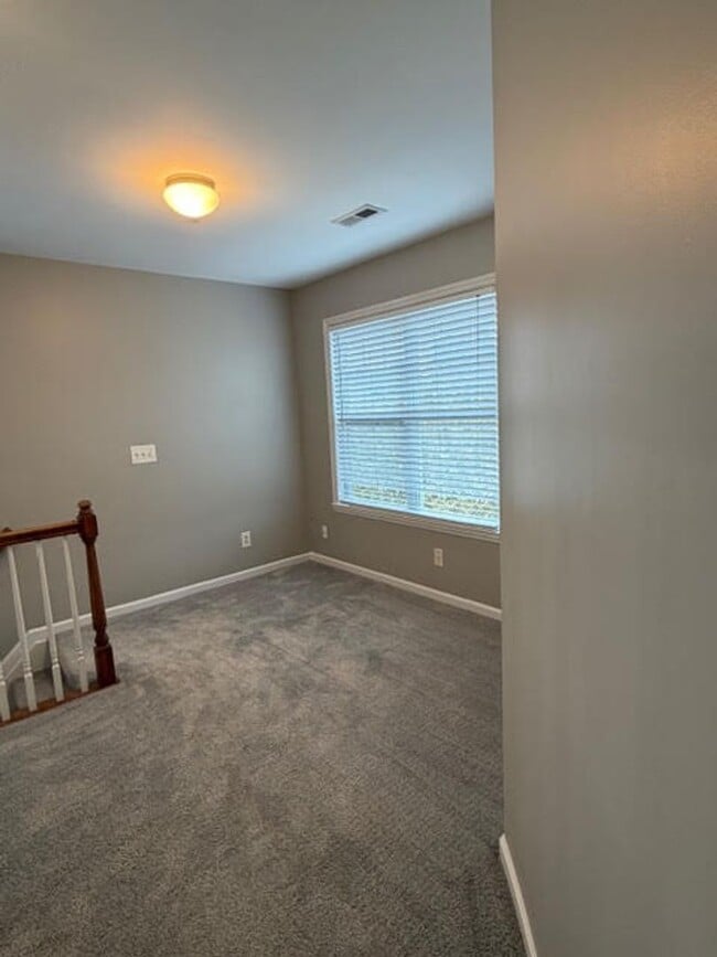 Building Photo - ~~ Beautiful Townhome in Brightwood Farms ~~