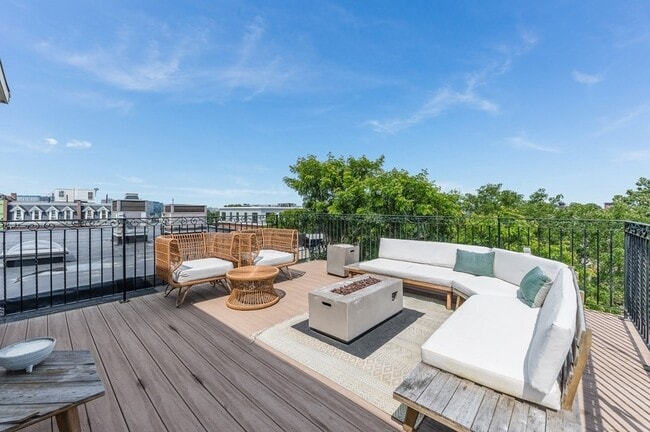 Building Photo - 601 E Broadway